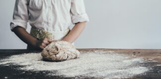 Jak założyć fartuch do operacji pacjenta?